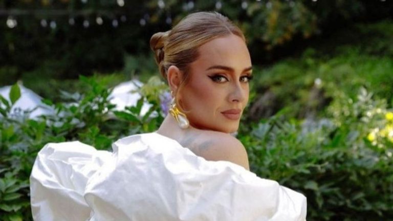 بالفيديو.. لماذا بكت أديل على المسرح؟