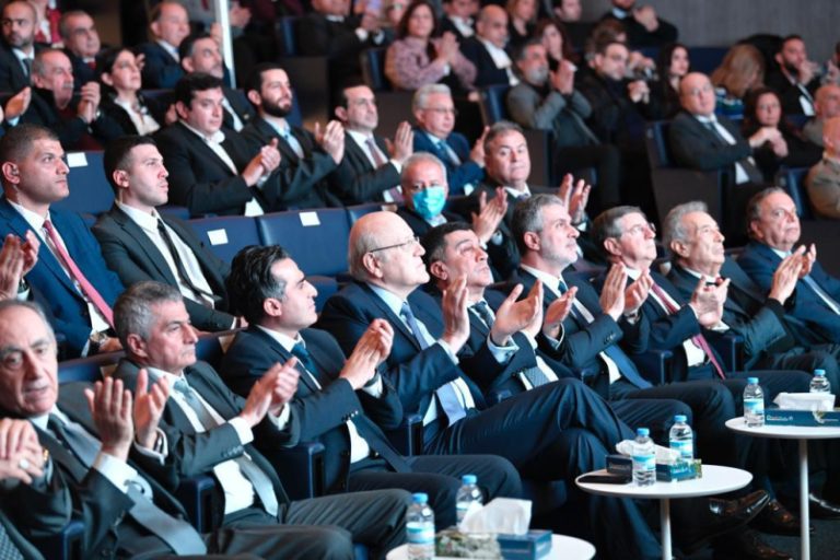 إنجازات من ورق.. لا تشعل “شمعة” في “العتمة”!