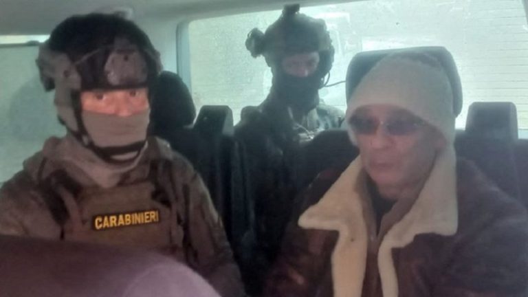 بعد ملاحقة 30 عاماً.. إيطاليا توقف زعيم المافيا