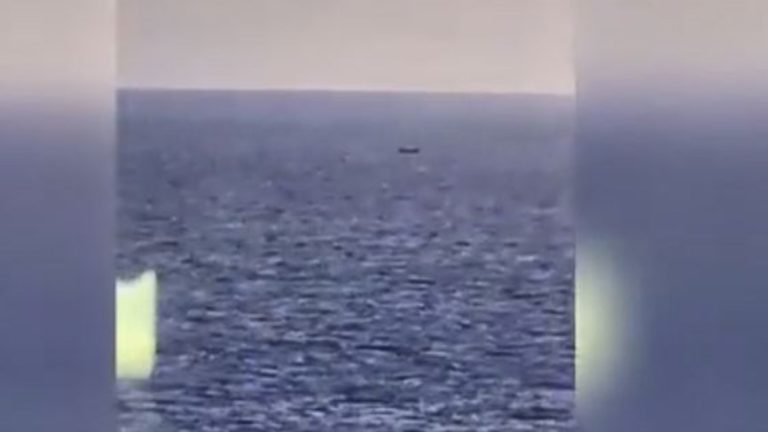 بالفيديو.. بقي 24 يوما في البحر وأنقذه “الكاتشاب”