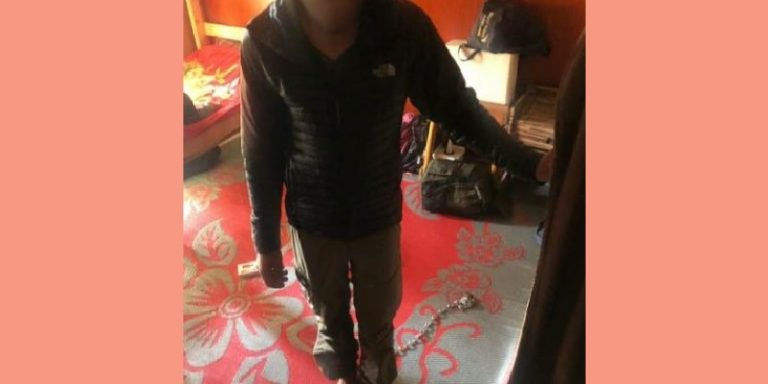 بالصور- احتجز ابنه في غرفة النوم وربطه بجنزير.. اليكم السبب!