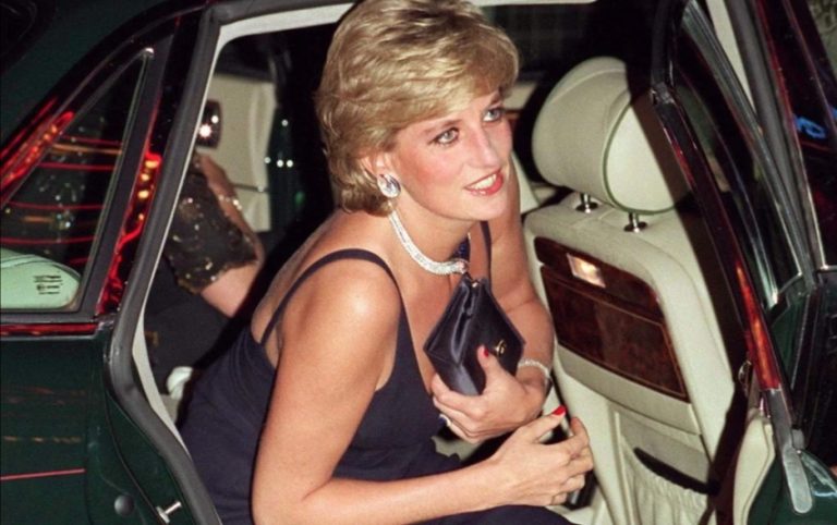 إرتبط بإطلالاتها الجريئة.. فستان الأميرة ديانا برسم البيع