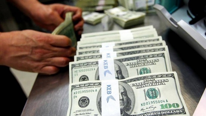 الدولار يصعد في أولى جلسات التداول في العام الجديد