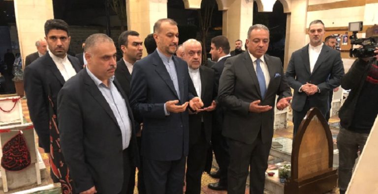 عبد اللهيان يزور “روضة الشهداء” في الغبيري