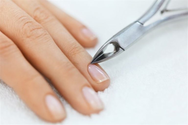 تحذير من تشققات الأظافر.. متى يجب أن نستشير طبيب؟