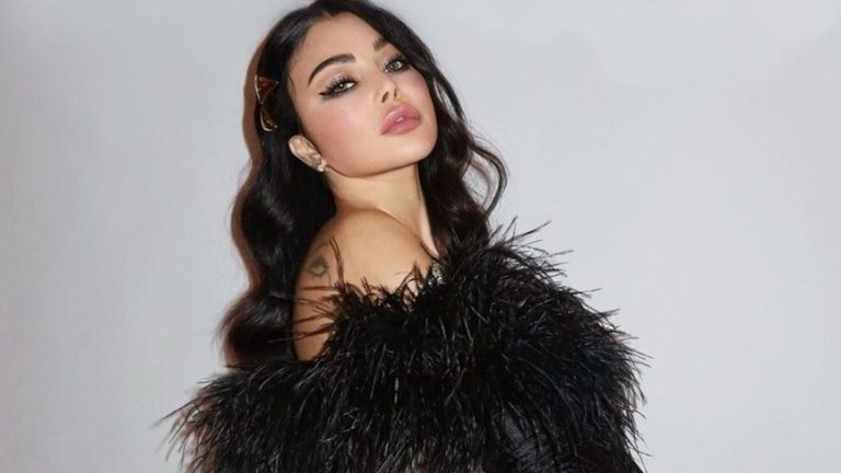 هيفاء وهبي تثير الضجة.. فستان قصير وإكسسوارات غالية الثمن (صور)