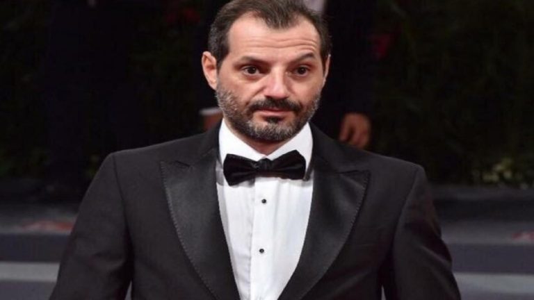 عادل كرم ينعى والدته