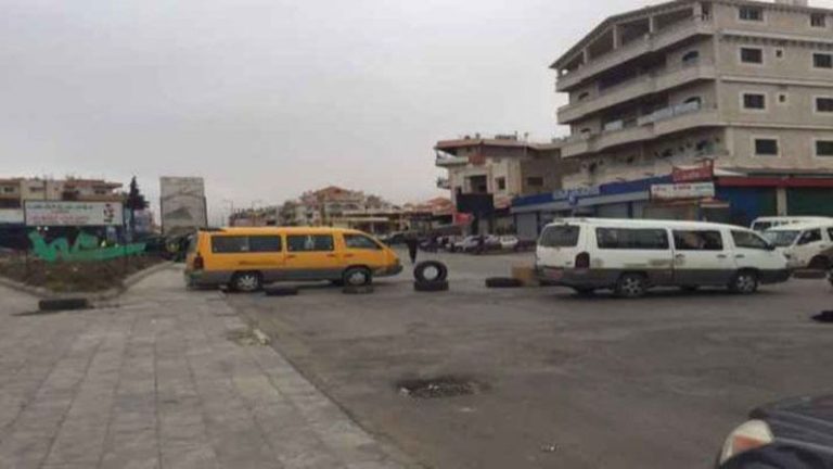 سائقو الفانات قطعوا طريق عام بعلبك