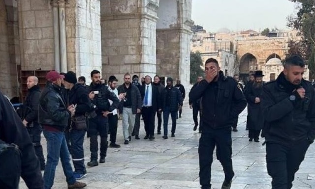 بالفيديو.. بن غفير يقتحم باحات المسجد الأقصى