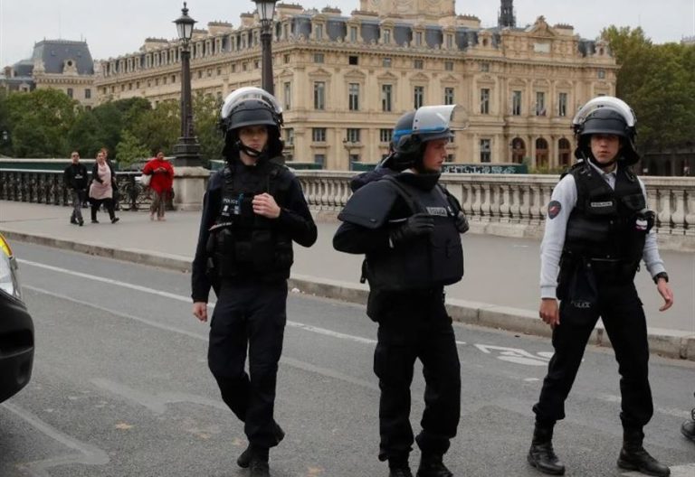 عملية طعن في باريس.. وسقوط عدة جرحى