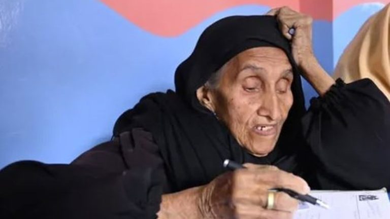 إمتحان محو الأمية لسيدة مصرية في عمر الـ 87
