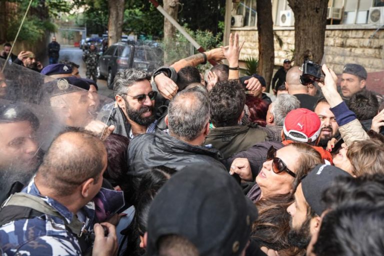 بالفيديو والصور.. مواجهات بين أهالي ضحايا المرفأ والقوى الأمنية قرب قصر العدل