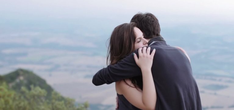 العالم إحتفل بيومه العالمي.. إليكم الفوائد النفسية والجسدية لـ العناق