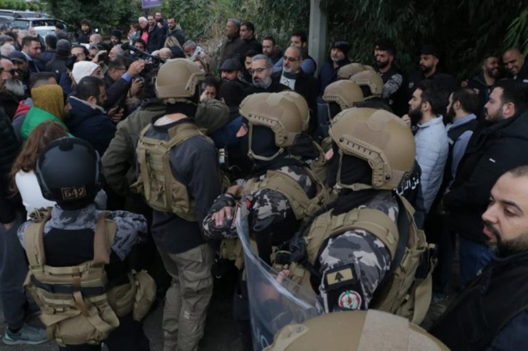 بالصور.. تواصل تحركات أهالي ضحايا المرفأ رفضا لتوقيف نون