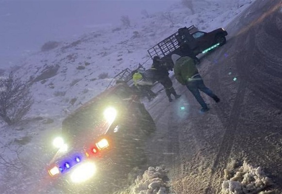 إنقاذ مواطنين حاصرتهم الثلوج داخل سياراتهم