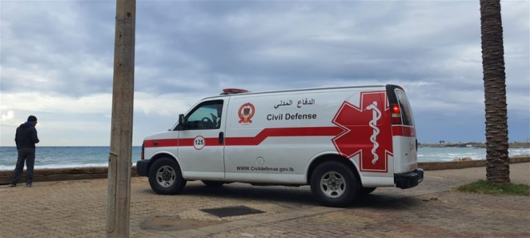 إنقاذ مركب للصيادين في صور