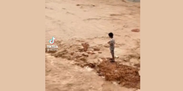 بالفيديو.. إنقاذ طفل حاصرته السيول في السعودية