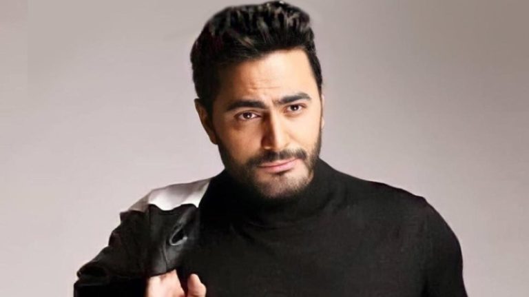 تامر حسني يمازح جمهوره بصورة قديمة