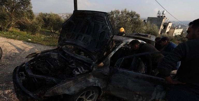 مستوطنون يحرقون سيارات الفلسطينيين في نابلس
