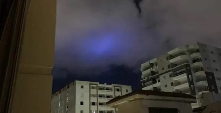 بالصور.. لون غريب يظهر في سماء الإسكندرية ويثير الذعر تزامناً مع الزلزال