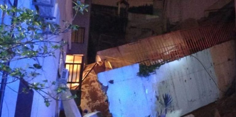 إنهيار حائط دعم وتشققات منازل في الزهراني