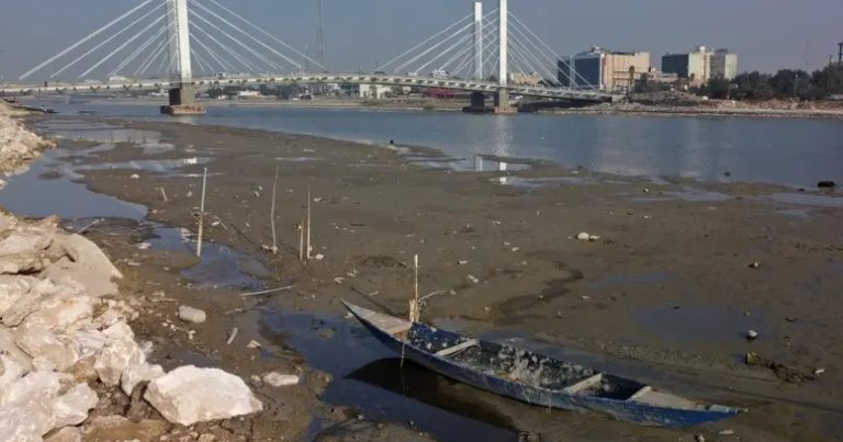 مشهد صادم من العراق.. الجفاف يضرب نهر دجلة