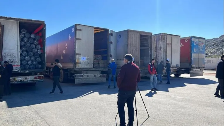 دخول أول قافلة مساعدات إلى شمالي سوريا