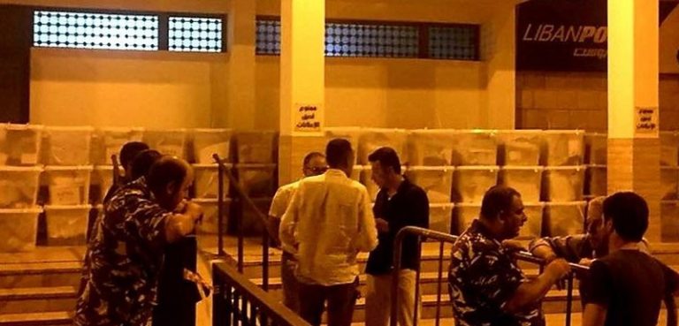 بعد توقيفهم بتهمة التلاعب بالدولار.. دعوات للمطالبة بالافراج عنهم