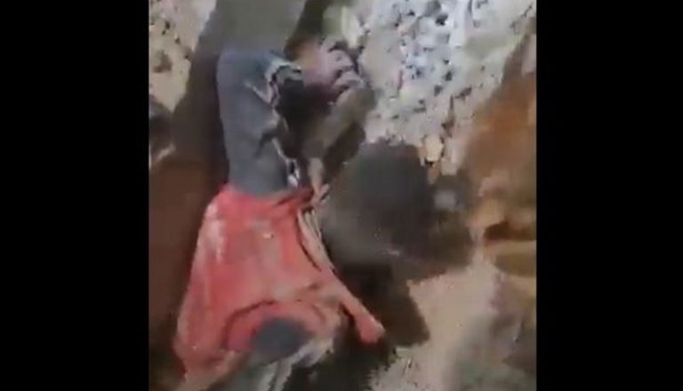 بالفيديو.. انتشال طفل حيّ من تحت الأنقاض في سوريا