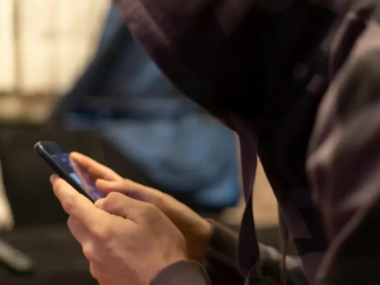 كيف تعرف ان شخصاً ما يتجسس على هاتفك؟