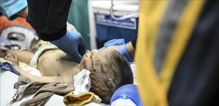 بالفيديو- بعد 140 ساعة… إنقاذ رضيع من تحت الأنقاض