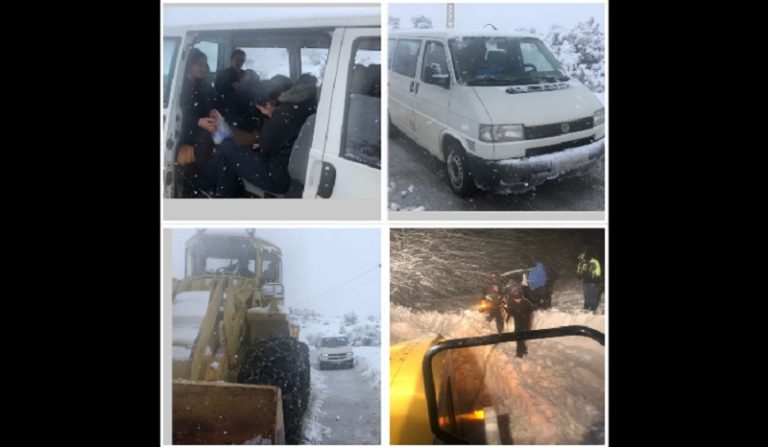 إنقاذ سيارات وباص مدرسة احتجزوا بالثلوج