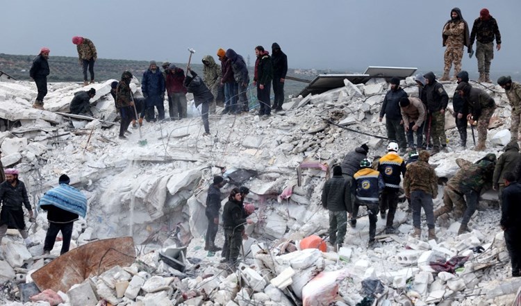 كيف تفاعل الوسط الفني مع الزلزال؟