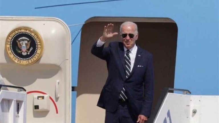 بالفيديو.. بايدن يتعثر على سلم الطائرة الرئاسية مجدداً