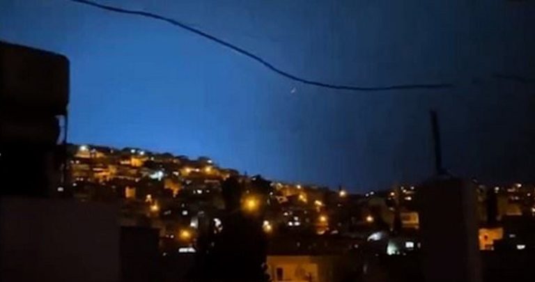 مخاطر ما بعد الزلازل ولغز “براكين الطمي” والضوء الأزرق