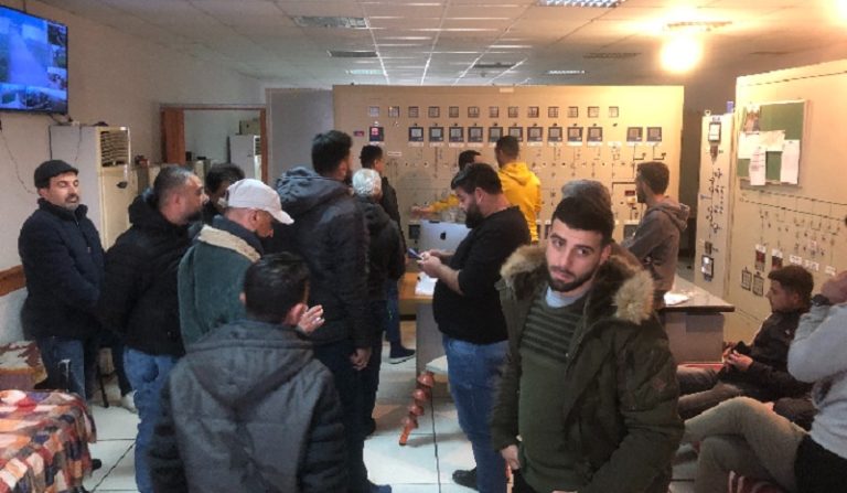 أهالي طورا يقتحمون معمل صور الحراري