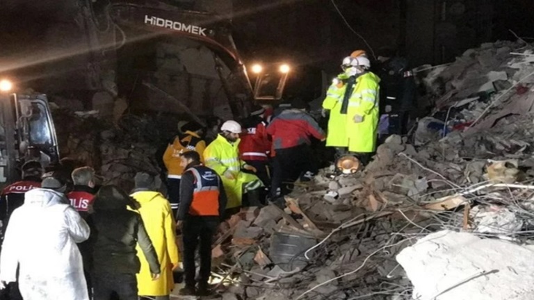 وفاة مواطن روسي في تركيا جراء الزلزال