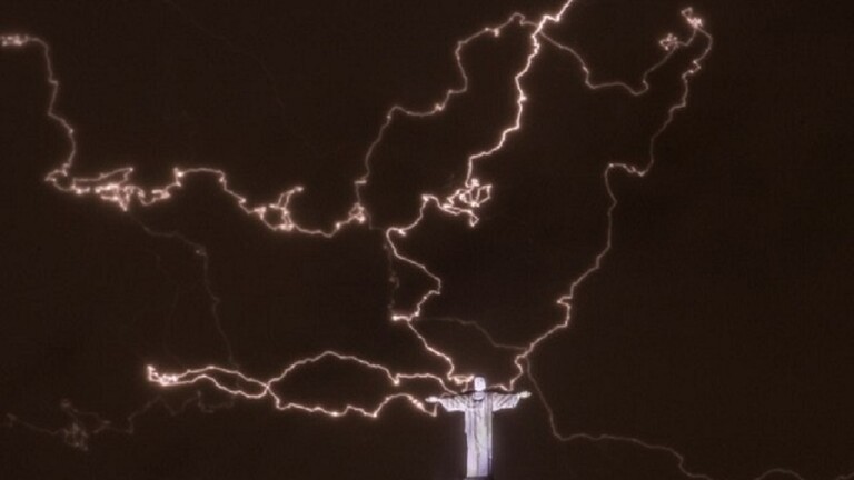 بالصور.. صاعقة تضرب تمثال ريو دي جانيرو الشهير