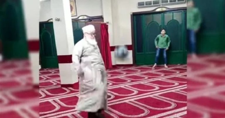 بالفيديو: شيخ يلعب الكرة داخل مسجد.. فكانت المفاجأة