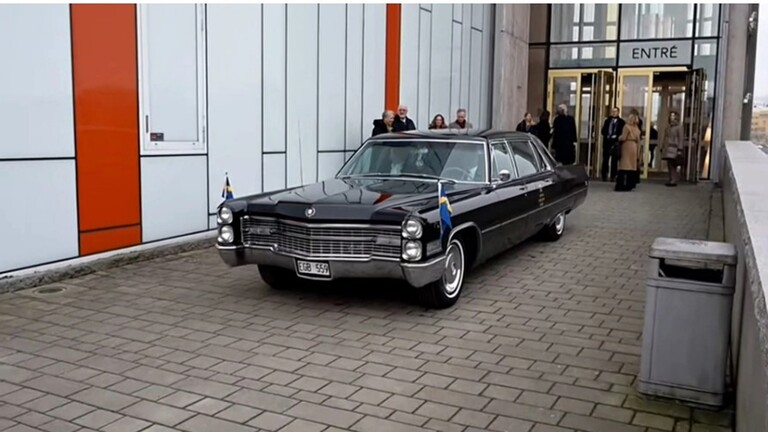 بالفيديو: تعطل سيارة ملك السويد أمام حشد من مواطنيه