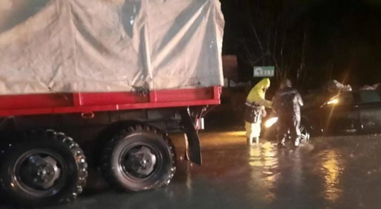 بالصور.. غزارة الأمطار تحتجز المواطنين داخل سياراتهم