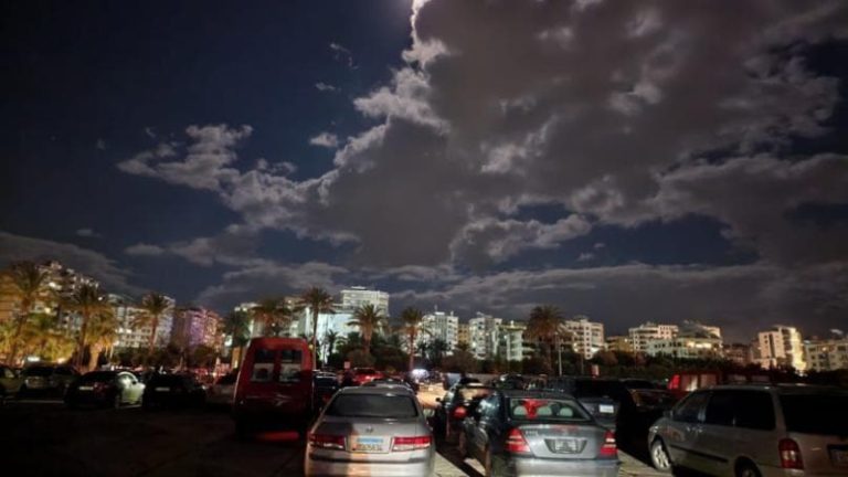 بالصورة.. بعض سكان طرابلس يبيتون ليلتهم في باحة معرض رشيد كرامي