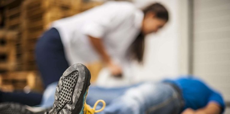 بالفيديو: فقد وعيه بعد أن وجد نفسه وحيداً بين 500 فتاة خلال امتحان