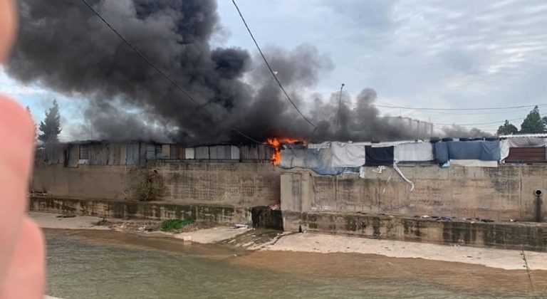 بالصور.. حريق كبير داخل “سوق الأحد” في طرابلس