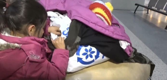 عائلة لبنانية ناجية من زلزال تركيا تصل مطار بيروت