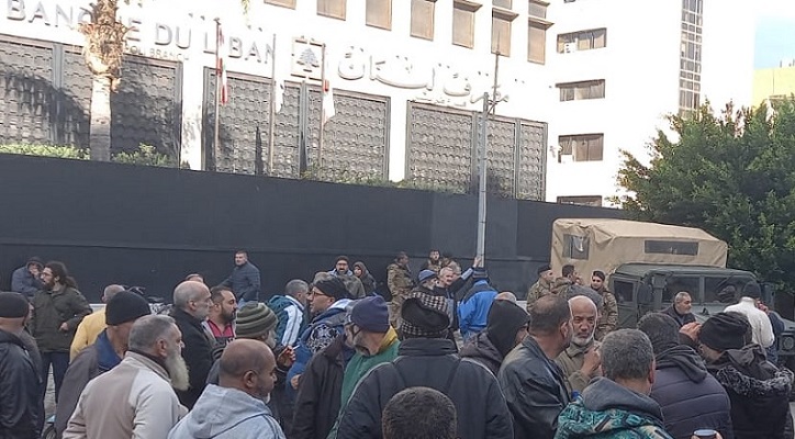 بالصور والفيديو.. اعتصام امام مصرف لبنان فرع طرابلس