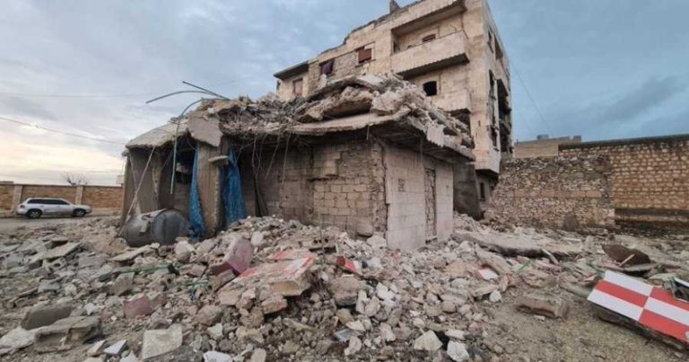 بالفيديو.. ولادة تحت أنقاض الزلزال