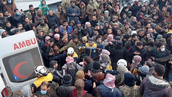 بالفيديو- فرح رغم المأساة.. إنقاذ عائلة سورية كاملة من تحت الانقاض