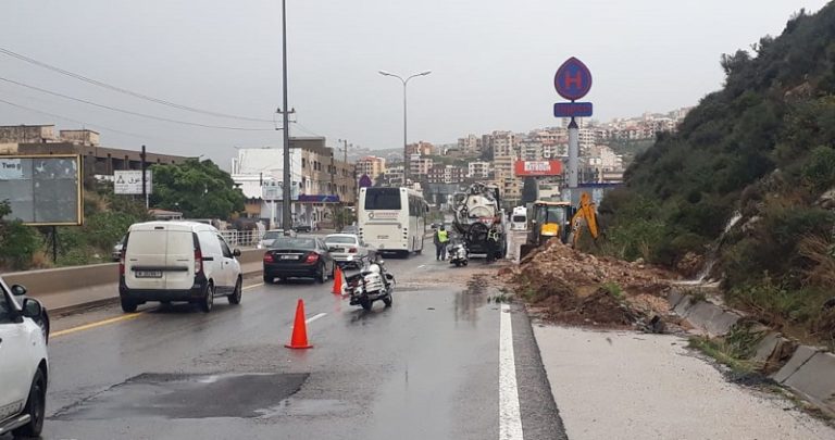 بالفيديو.. سيارة تجتاح ملحمة في البترون!