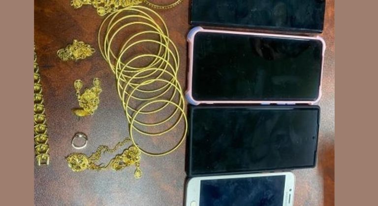 هواتف وذهب.. توقيف سارق حقائب المسافرين